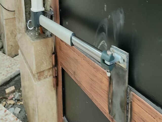 جک درب پارکینگ مشکی روی دروازه ویلایی استان گیلان مرکز فروش جک درب پارکینگ برای تردد مطمئن در استان گیلان