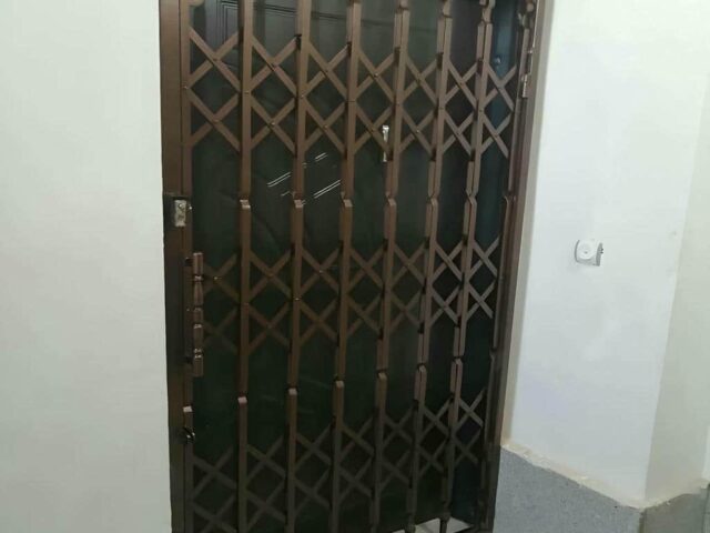حفاظ درب آکاردئونی مشکی دهانه عریض ساختمان در رشت مرکز فروش حفاظ درب آکاردئونی برای دهانههای بزرگ در رشت و حومه