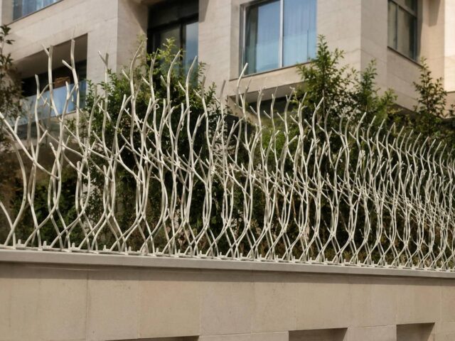 حفاظ دیوار شاخ گوزنی مشکی روی حیاط کرمانشاه مرکز تخصصی فروش حفاظ دیوار در کرمانشاه و حومه