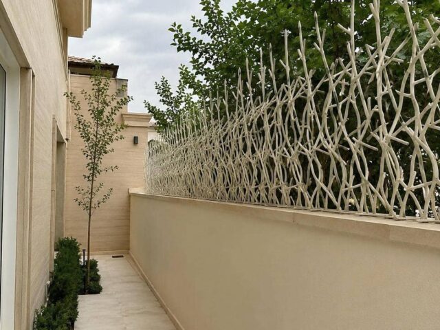 حفاظ دیوار شاخ گوزنی مشکی نصب شده در استان قزوین مرکز فروش و سفارش حفاظ دیوار در استان قزوین