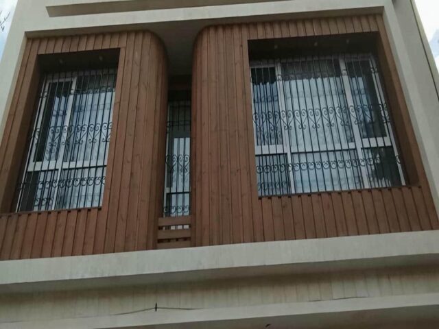 حفاظ پنجره سفید در استان مازندران روی نمای آجری مرکز تخصصی فروش حفاظ پنجره در استان مازندران