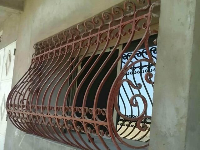حفاظ پنجره سفید در استان گیلان مقابل نمای آجری مرکز تخصصی فروش حفاظ پنجره در استان گیلان