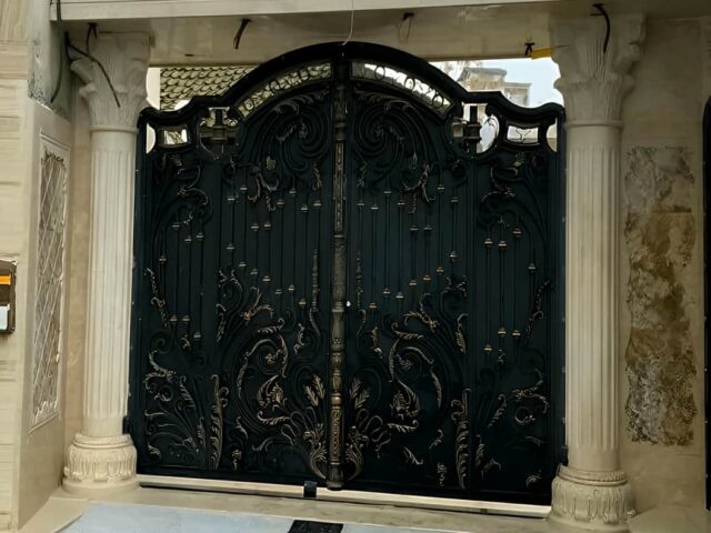 درب حیاط خاکستری با قفل مستحکم در استان هرمزگان مرکز فروش درب حیاط مناسب اقلیم مرطوب در استان هرمزگان