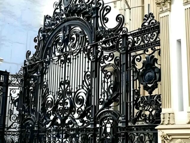 درب حیاط فلزی زغالی با قفل توکار در بوشهر مرکز فروش درب حیاط بادوام در بوشهر و حومه