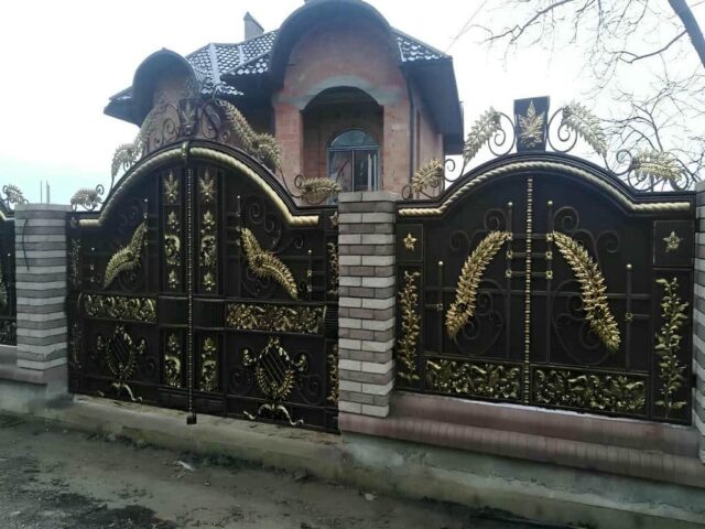 درب حیاط مشکی دولنگه با قفل فلزی در بندرعباس مرکز تخصصی فروش درب حیاط در بندرعباس و حومه