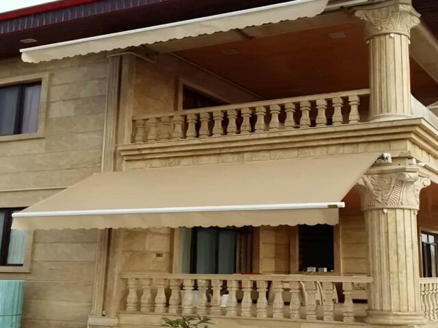 سایبان برقی سفید در یزد بالای ورودی آپارتمان مرکز تخصصی فروش سایبان برقی در یزد و حومه