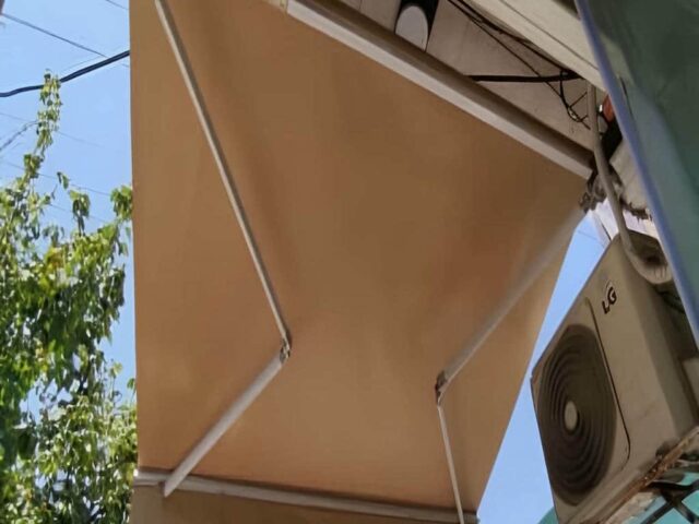 سایبان برقی کرم بالای ورودی فروشگاه استان مرکزی مرکز تخصصی فروش سایبان برقی در استان مرکزی