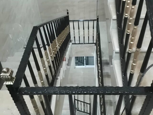نرده راه پله فلزی مشکی در مجتمع خرم آباد مرکز فروش نرده راه پله برای مجتمعهای پرتردد در خرم آباد و حومه