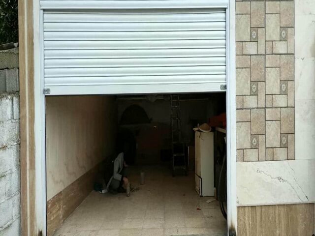 کرکره برقی خاکستری ورودی پارکینگ در شهرکرد مرکز فروش کرکره برقی برای ورودی امن در شهرکرد و حومه