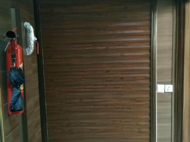 کرکره برقی خاکستری پارکینگ مسکونی در یزد مرکز فروش کرکره برقی کمصدا در یزد و حومه